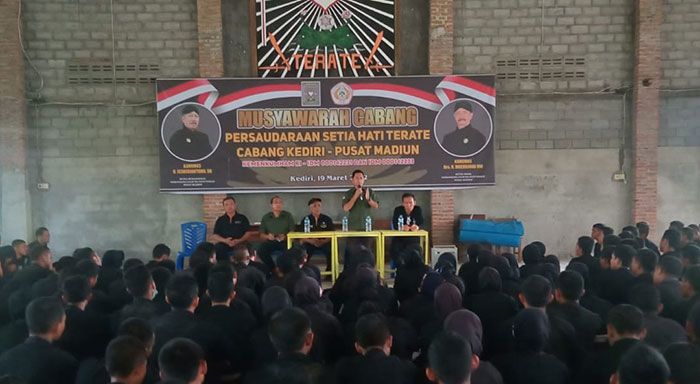 Kejari Kota Kediri Gelar Sosialisasi Hukum untuk Anggota PSHT Kejari Kota Kediri Gelar Sosialisasi Hukum untuk Anggota PSHT