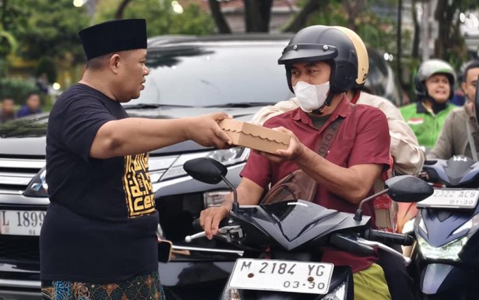 Tasyakuran Setahun Khofifah-Emil Jilid II, Relawan Baguss Tebar 1.000 Paket Takjil di Grahadi