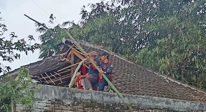 Rumah Warga Junrejo Ambruk Diterjang Hujan Deras dan Angin Kencang