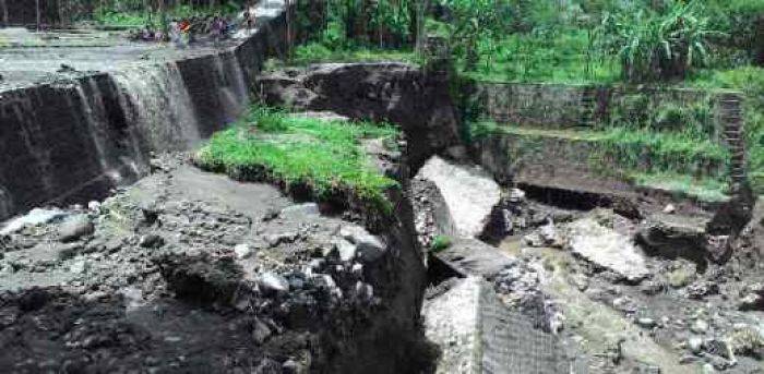 Sabo Dam Desa Ngaringan Blitar Ambrol Aibat Banjir Lahar Dingin