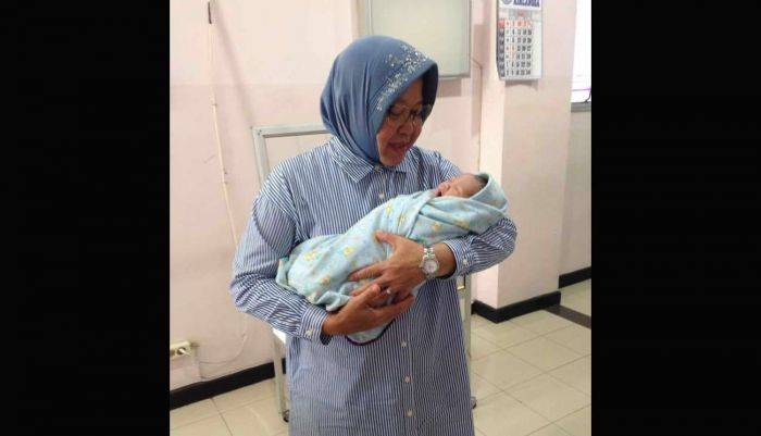 Cucu Pertama Risma Cewek, Diberi Nama Gwen Syareefa Benardi Cucu Pertama Risma Cewek, Diberi Nama Gwen Syareefa Benardi