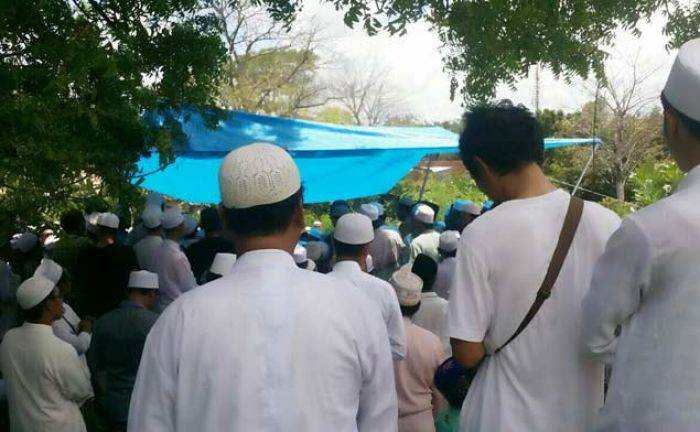 Jenazah Abdullah Umar, Santri Langitan yang Tenggelam, Diantarkan Ribuan Warga Bedilan ke Pemakaman Jenazah Abdullah Umar, Santri Langitan yang Tenggelam, Diantarkan Ribuan Warga Bedilan ke Pemakaman