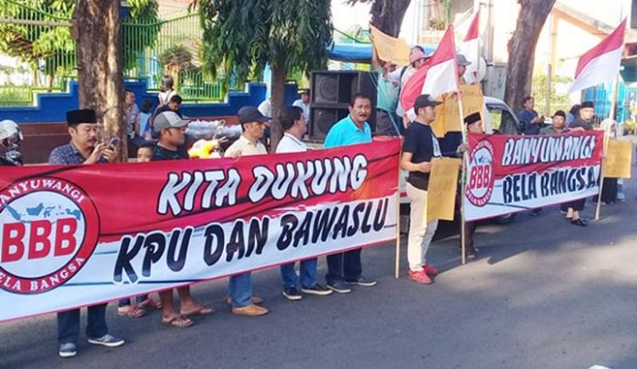 Tolak Aksi People Power, Puluhan Aktivis Gelar Demo di Depan KPU Banyuwangi