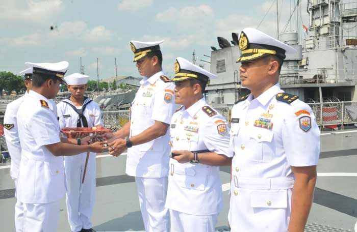 KRI Teluk Ende dan KRI Teluk Sangkuirang Berganti Komandan KRI Teluk Ende dan KRI Teluk Sangkuirang Berganti Komandan