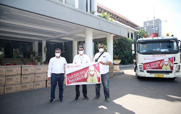 Pemkot Surabaya Terima 250 Ribu Masker Medis dan 1.000 Dus Vitamin dari PT Calvary Abadi