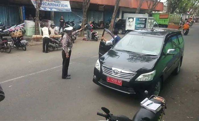 Mobdin Kadishub Bojonegoro Ditilang Polisi, Terobos Jalan Satu Arah Mobdin Kadishub Bojonegoro Ditilang Polisi, Terobos Jalan Satu Arah