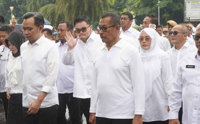 Diguyur Hujan, Bupati Kediri Terpilih Tetap Semangat Ikuti Geladi Bersih Pelantikan Diguyur Hujan, Bupati Kediri Terpilih Tetap Semangat Ikuti Geladi Bersih Pelantikan