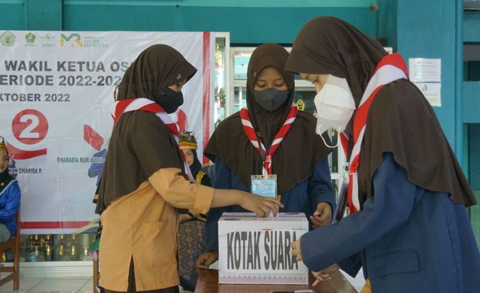 Pembelajaran Demokrasi, Pemilihan OSIS MTs NU Sidoarjo Digelar Mirip Pemilu Pembelajaran Demokrasi, Pemilihan OSIS MTs NU Sidoarjo Digelar Mirip Pemilu