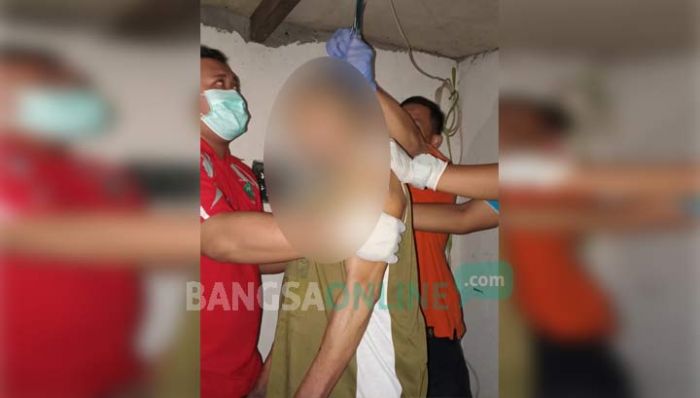 Seorang Kakek Warga Gedangan Sidoarjo Ditemukan Tewas Gantung Diri oleh Cucunya Seorang Kakek Warga Gedangan Sidoarjo Ditemukan Tewas Gantung Diri oleh Cucunya