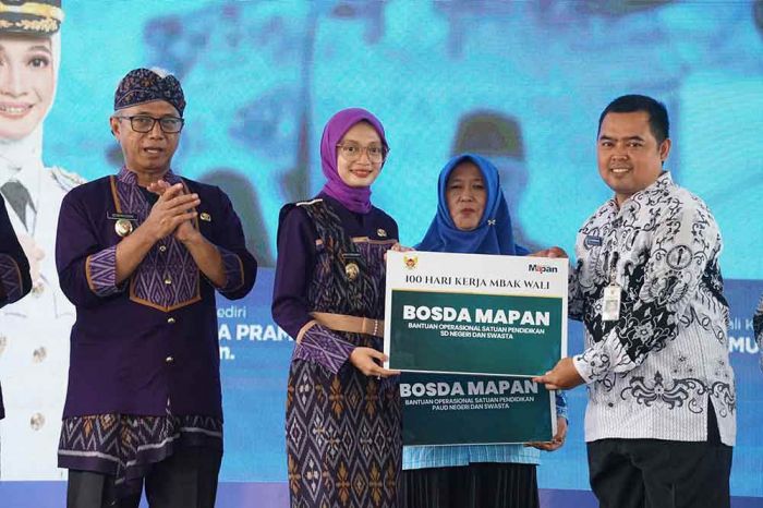 Wali Kota Kediri Berikan Bosda untuk Tingkatkan Kualitas Pendidikan di Sekolah Wali Kota Kediri Berikan Bosda untuk Tingkatkan Kualitas Pendidikan di Sekolah