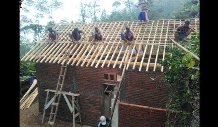Wujud Kemanunggalan, Puluhan Warga di Nitri Trenggalek Bantu Satgas TMMD Bangun Rumah Wujud Kemanunggalan, Puluhan Warga di Nitri Trenggalek Bantu Satgas TMMD Bangun Rumah