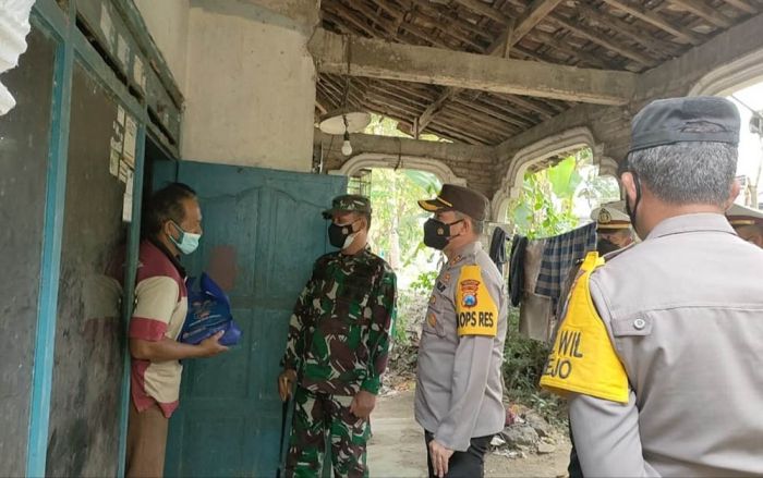 Bersama Melawan Covid-19, Kapolres Blitar Lepas Bantuan Untuk Warga Terdampak Bersama Melawan Covid-19, Kapolres Blitar Lepas Bantuan Untuk Warga Terdampak