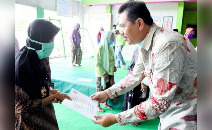 Bansos Lanjut Usia Turun, Bupati Berharap Ringankan Beban Pandemi Covid-19 Bansos Lanjut Usia Turun, Bupati Berharap Ringankan Beban Pandemi Covid-19