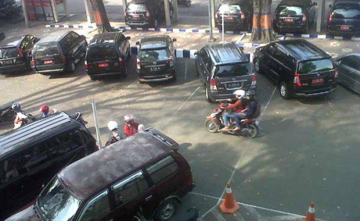 Bupati Bojonegoro Perbolehkan Pejabat Pemkab Mudik Pakai Mobil Dinas Bupati Bojonegoro Perbolehkan Pejabat Pemkab Mudik Pakai Mobil Dinas