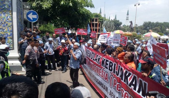 Kecewa Kebijakan Perusahaan, Ratusan Karyawan SI Wadul ke Dewan dan Pemkab Tuban Kecewa Kebijakan Perusahaan, Ratusan Karyawan SI Wadul ke Dewan dan Pemkab Tuban
