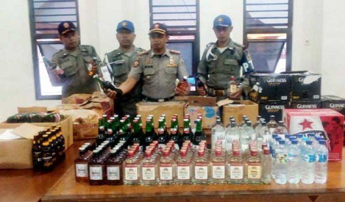 Satpol PP Gresik Gerebek 2 Rumah Penjual Miras Satpol PP Gresik Gerebek 2 Rumah Penjual Miras