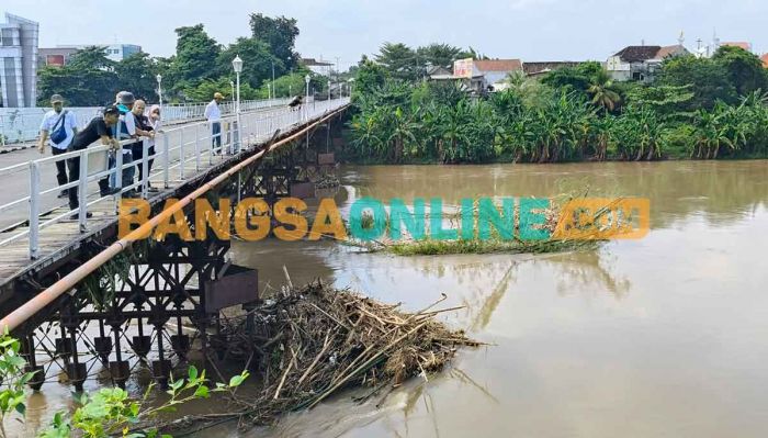 Sampah Mengancam Jembatan Cagar Budaya, Pemkot Kediri Bergerak Bersihkan Pilar Sampah Mengancam Jembatan Cagar Budaya, Pemkot Kediri Bergerak Bersihkan Pilar