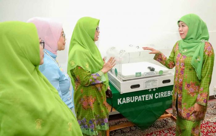 Melalui Muslimat NU Cabang Cirebon, Khofifah Serahkan Bantuan Inkubator dan Fototerapi Gratis Melalui Muslimat NU Cabang Cirebon, Khofifah Serahkan Bantuan Inkubator dan Fototerapi Gratis