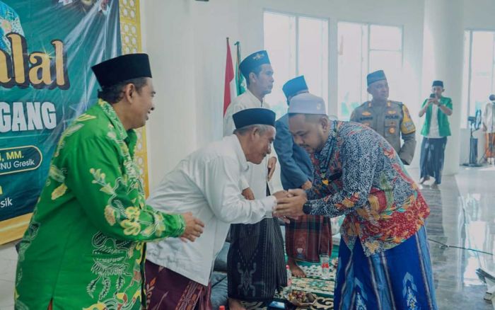 Hadiri Halalbihalal MWC NU Balongpanggang, Gus Yani Serahkan 5 Motor dari CSR PT Waskita Hadiri Halalbihalal MWC NU Balongpanggang, Gus Yani Serahkan 5 Motor dari CSR PT Waskita