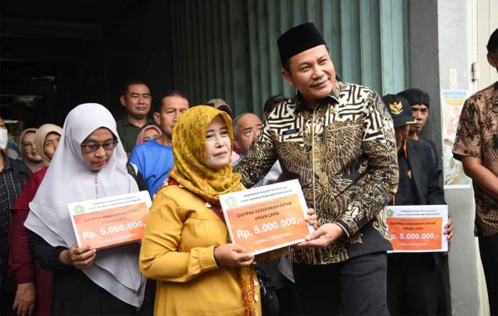 Stan Terbakar, Pedagang Pasar Krian Terima Bantuan dari Pemkab Sidoarjo Stan Terbakar, Pedagang Pasar Krian Terima Bantuan dari Pemkab Sidoarjo