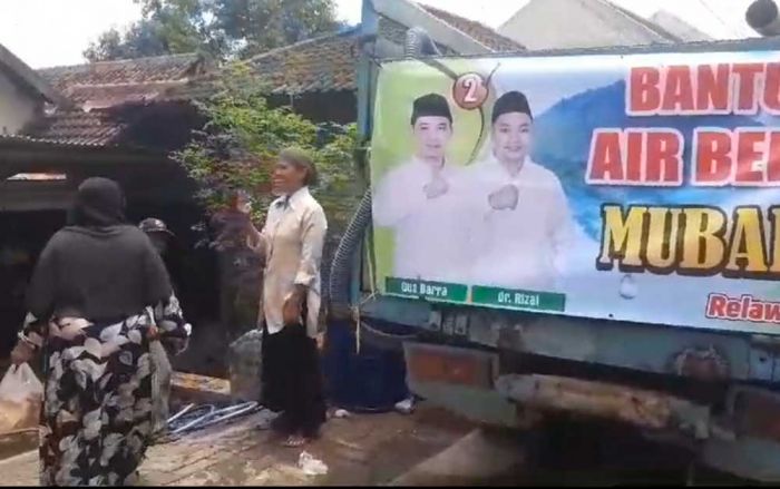 Paslon Mubarok Hadir Bantu Warga Krisis Air Bersih di Desa Manduro Ngoro Paslon Mubarok Hadir Bantu Warga Krisis Air Bersih di Desa Manduro Ngoro