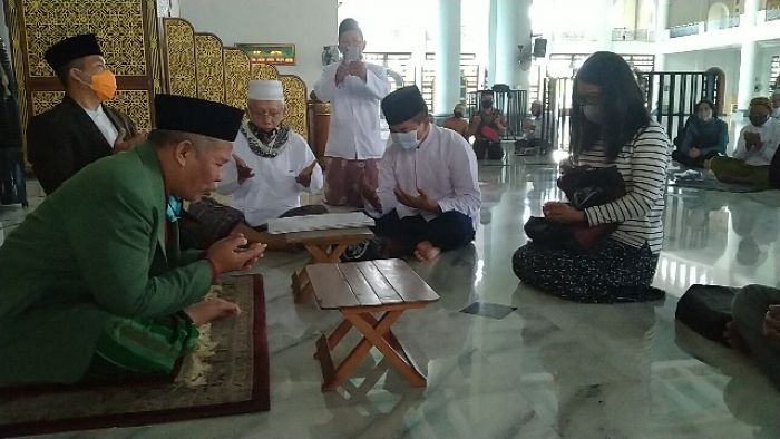 Tiga Mualaf Bersyahadat, Ketua PWNU Jatim Tunjukkan Bukti Nabi Isa Bukan Tuhan Tiga Mualaf Bersyahadat, Ketua PWNU Jatim Tunjukkan Bukti Nabi Isa Bukan Tuhan