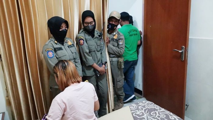 Asyik Berduaan di Kamar Hotel Saat Ramadan, Pria Paruh Baya di Tuban Digelandang Petugas Gabungan Asyik Berduaan di Kamar Hotel Saat Ramadan, Pria Paruh Baya di Tuban Digelandang Petugas Gabungan