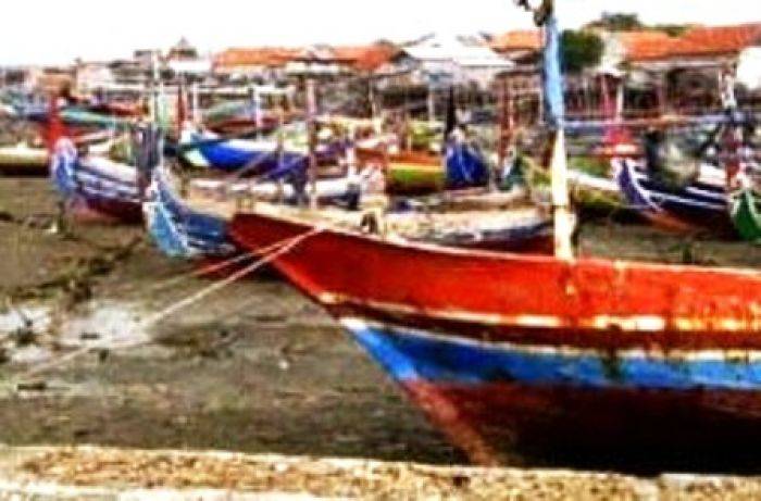 Cuaca Buruk, Nelayan Pamekasan Pilih Tambatkan Perahu Cuaca Buruk, Nelayan Pamekasan Pilih Tambatkan Perahu