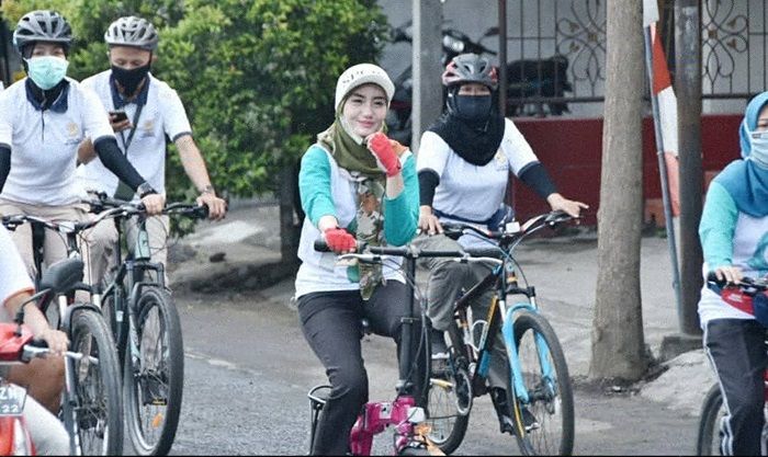 TP PKK Trenggalek Bagi-bagi Masker Sambil Naik Sepeda Onthel TP PKK Trenggalek Bagi-bagi Masker Sambil Naik Sepeda Onthel