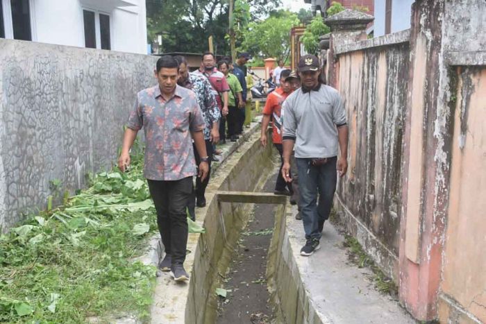 Wali Kota Kediri Tinjau Saluran Air yang Dibangun dengan Prodamas Wali Kota Kediri Tinjau Saluran Air yang Dibangun dengan Prodamas