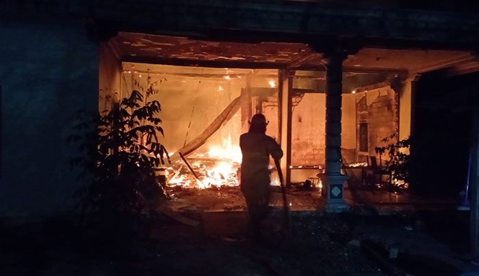 Tiga Rumah Mewah di Tuban Hangus Terbakar, Kerugian Capai Miliaran Rupiah Tiga Rumah Mewah di Tuban Hangus Terbakar, Kerugian Capai Miliaran Rupiah