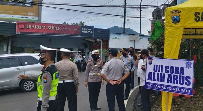 Satlantas Polres Batu Gelar Uji Coba Alih Arus dan Sosialisasi Jalur Alternatif