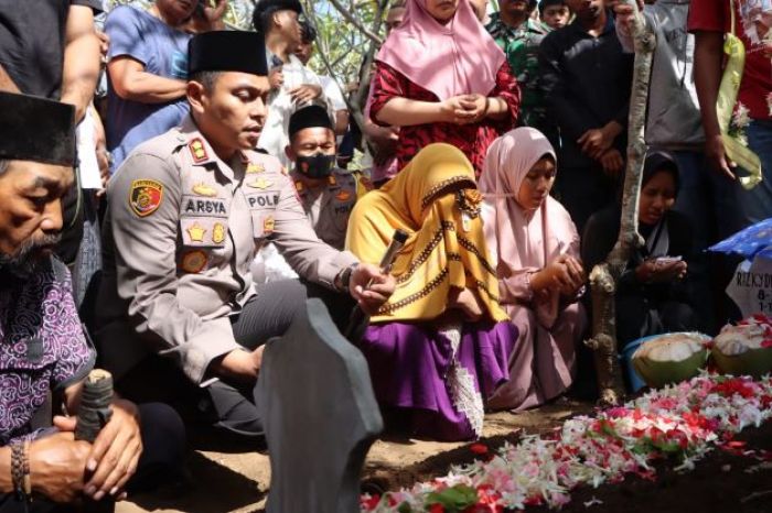 Dua Warga Probolinggo Juga Jadi Korban Tragedi Stadion Kanjuruhan Malang Dua Warga Probolinggo Juga Jadi Korban Tragedi Stadion Kanjuruhan Malang