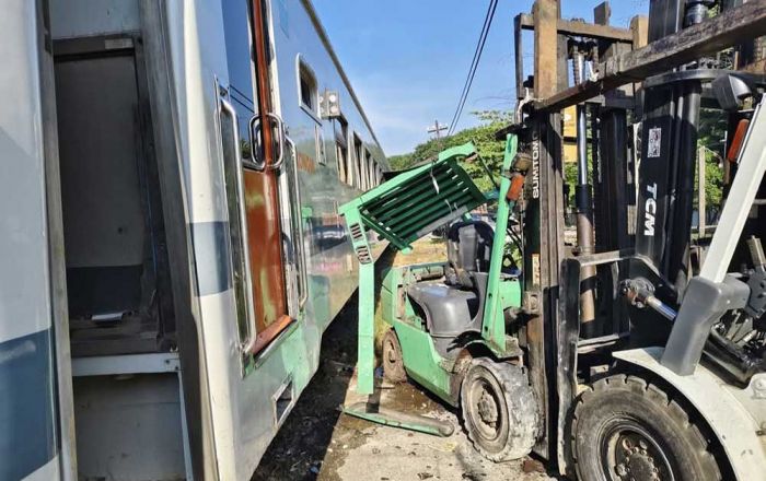 Parkir Sembarangan, Sebuah Forklift Tertemper KA Commuter Line di Gresik Parkir Sembarangan, Sebuah Forklift Tertemper KA Commuter Line di Gresik