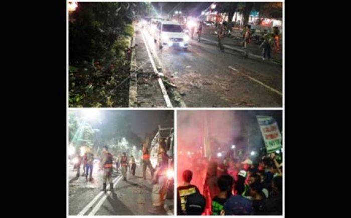 Satpol PP Surabaya Bersihkan Jalan dari Sampah Demo Bonek Satpol PP Surabaya Bersihkan Jalan dari Sampah Demo Bonek