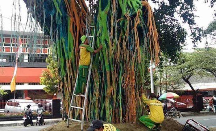 Nasib Pohon Beringin Kota Malang: Dicat, Diprotes, Akhirnya Cat Dikerok Kembali