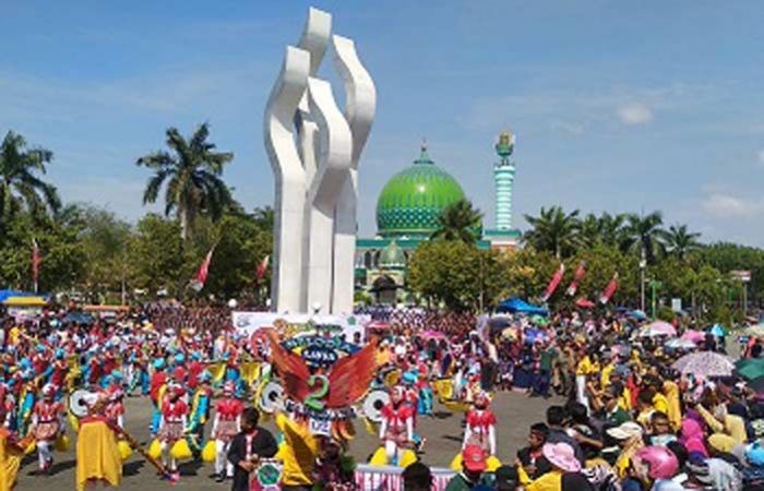 Madura Drum Band Carnivala Meriahkan Hari Jadi Pamekasan ke-488 Madura Drum Band Carnivala Meriahkan Hari Jadi Pamekasan ke-488