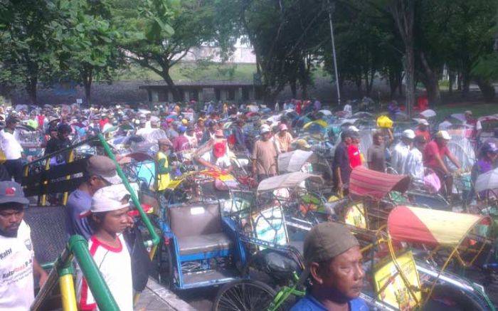 Giliran 1.300 Abang Becak Dapat Santunan dari Petrokimia Gresik Giliran 1.300 Abang Becak Dapat Santunan dari Petrokimia Gresik