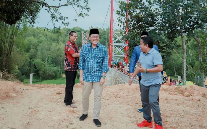 Bupati Pamekasan Pantau Pembangunan Jembatan Gantung di Desa Jambringin Bupati Pamekasan Pantau Pembangunan Jembatan Gantung di Desa Jambringin
