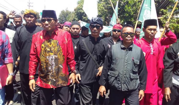 Dikawal Ratusan Pesilat dan Ibu-ibu, Mantan Kepala DPU Bina Marga Kembalikan Formulir Cabup Jember Dikawal Ratusan Pesilat dan Ibu-ibu, Mantan Kepala DPU Bina Marga Kembalikan Formulir Cabup Jember