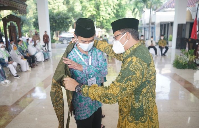 Berangkatkan CJH Kloter 22 dan 23, Bupati Sidoarjo Ingatkan Para Jemaah Tetap Jaga Kondisi di Saudi