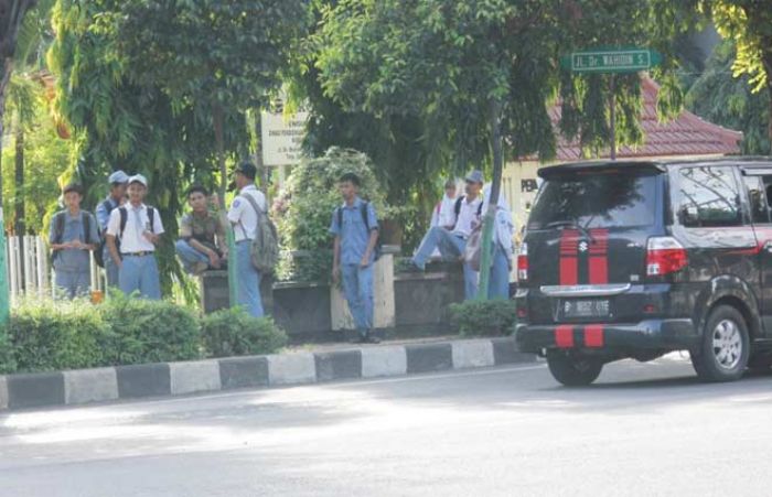 Pelajar Minta Dishub Tuban Bangun Halte di Jalan Wahidin Sudiro Husodo