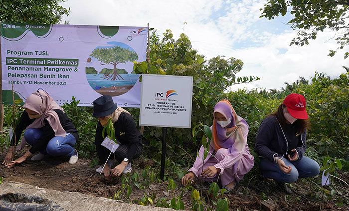 Getol Berdayakan Warga Sekitar, PT Pelindo Terminal Petikemas Raih Penghargaan Bidang CSR Getol Berdayakan Warga Sekitar, PT Pelindo Terminal Petikemas Raih Penghargaan Bidang CSR