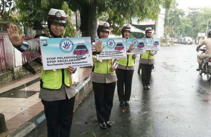 Begini Cara Polwan Polres Pamekasan Kampanyekan Safety Riding Begini Cara Polwan Polres Pamekasan Kampanyekan Safety Riding