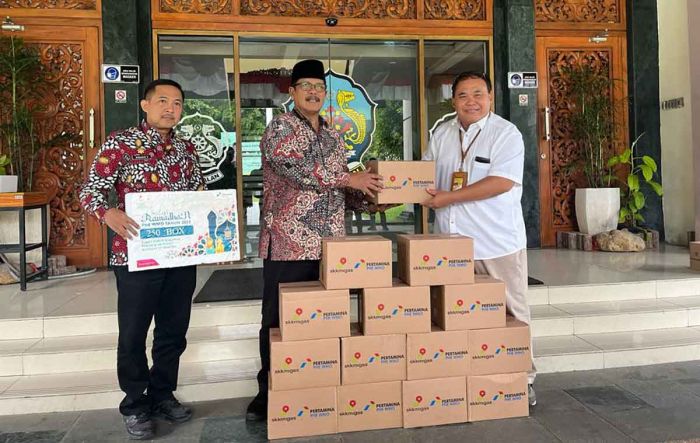 PHE WMO Serahkan 4.251 Paket Sembako ke Pemkab Bangkalan PHE WMO Serahkan 4.251 Paket Sembako ke Pemkab Bangkalan