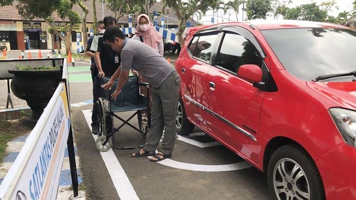 Satpas Polres Malang Siapkan Parkir hingga Toilet Khusus bagi Penyandang Disabilitas yang Urus SIM Satpas Polres Malang Siapkan Parkir hingga Toilet Khusus bagi Penyandang Disabilitas yang Urus SIM