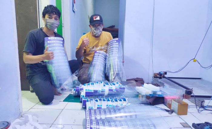 Manfaatkan WA, Mahasiswa ini Galang Donasi, Lalu Buat APD Face Shield untuk Dibagikan Gratis