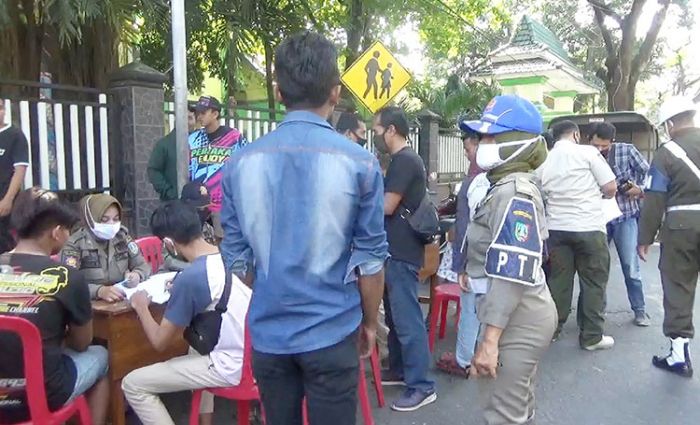 Razia Masker, Satpol PP Jombang Jaring 100 Pelanggar Razia Masker, Satpol PP Jombang Jaring 100 Pelanggar