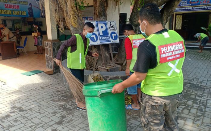 Tak Pakai Masker, Sejumlah Warga Jalani Sanksi Sosial Nyapu Halaman Kantor Kecamatan Krian Tak Pakai Masker, Sejumlah Warga Jalani Sanksi Sosial Nyapu Halaman Kantor Kecamatan Krian