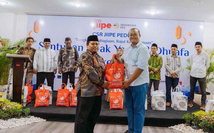 JIIPE Peduli Bagikan 2 Ribu Paket Lebaran untuk Warga Sekitar JIIPE Peduli Bagikan 2 Ribu Paket Lebaran untuk Warga Sekitar
